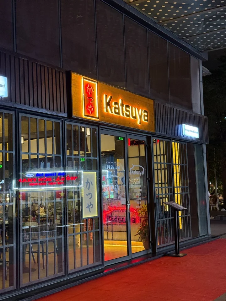 Sun Avenue 돈까스 전문점 Katsuya 오픈! | 예전 세븐일레븐이 있던 자리에
오랜 기간 비어있던 공간에 드디어 새로운 매장이 들어왔네요.

돈까스 전문점이라 바로 치즈카츠로 주문해봤는데
튀김 바삭하고 치즈 식감도 좋아서 맛있게 먹었습니다.

같이 간 친구는 까르보나라를 주문했는데 괜찮다고 하네요.
다음에는 다른 메뉴들도 하나씩 시도해볼 ... | 사이공도미닉