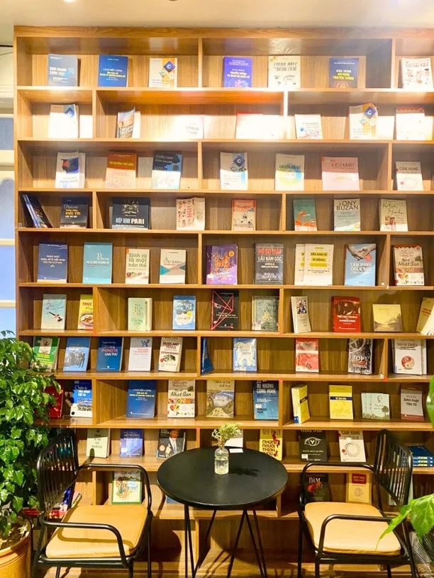 The Wiselands Coffee - Book café in HCM ~ | 책 읽는 걸 좋아하고, 책과 커피를 함께 즐길 수 있는 공간을 찾고 있다면, The Wiselands Coffee(디엔비엔푸 216번지, 3군)에 한 번 들러보세요.
카페는 넓고 조용하며, 식물이 가득해서 분위기는 넘 편안해요. 무엇보다 5,000권이 넘는 다양한 장르의 ... | Thu_Phan