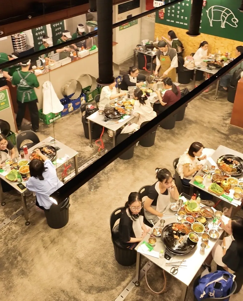 가장 맛있는 한국 바베큐 집일 수도 있다!!!!
비 오는 날에 고기를 구워 먹으러 갔다. 신선하고 쫄깃하며 달콤한 고기. 차가운 소주를 추가하니 진짜 한국에 있는 것 같았다 kkk 😎

#Moggumeong #thitnuongHQ #quan1 #목구멍 #호치민맛집 | Thu_Phan