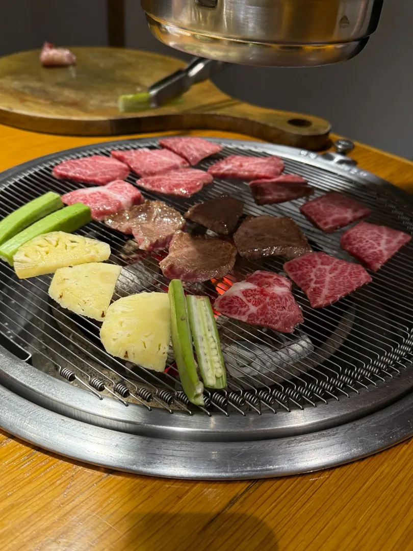 오랜만에 호치민에 놀러온 지인 덕분에
경복궁에서 소고기 한 판, 제대로 먹고 왔습니다. 🥩

이야기도 많고, 웃을 일도 많았던 며칠.
근데 보내고 나면 또 괜히 헛헛하네요.

늘 그렇듯, 좋은 시간은 참 빨리 지나가네요. | 사이공도미닉