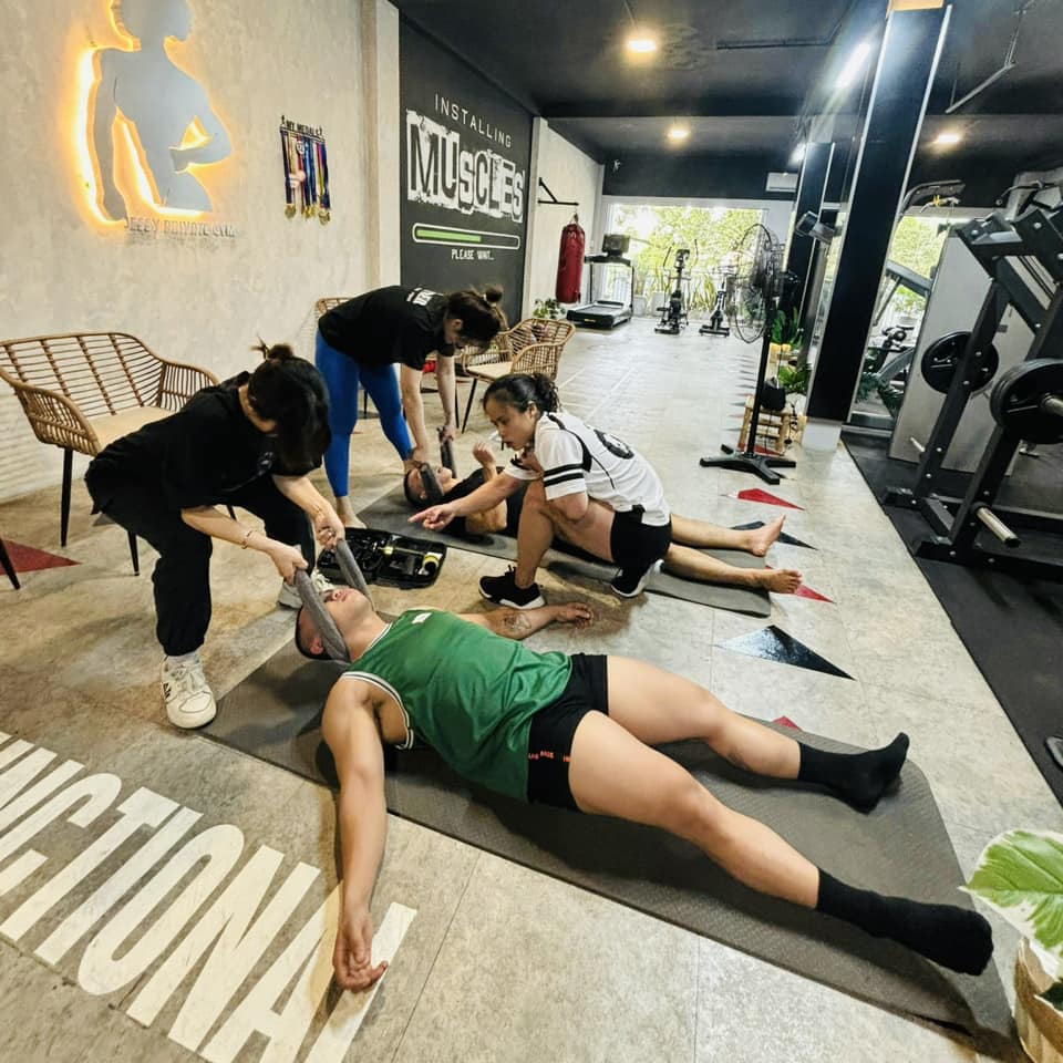 전문적인 남성/여성 PT와 함께하는 맞춤형 수업으로 신체적으로 획기적인 발전을 이루세요.