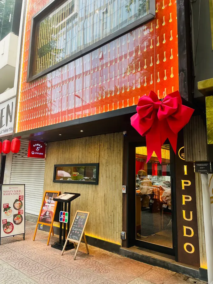 레탄톤에 새로 생긴 IPPUDO 라멘 다녀왔어요! | 오늘 점심은 새로 오픈한 IPPUDO 라멘에서 기본 돈코츠 라멘으로 해결! 🍜
독특하진 않아도 기본에 충실한 맛, 만족스러웠어요. 😌

점심시간이라 그런지 2층까지 꽉 차고, 조금 지나니 대기줄까지 생기더라고요.
가실 분들은 점심 피크 시간대를 살짝 피해가는 걸 추천!

혹시 여러분의 최애  ... | 6ixgo