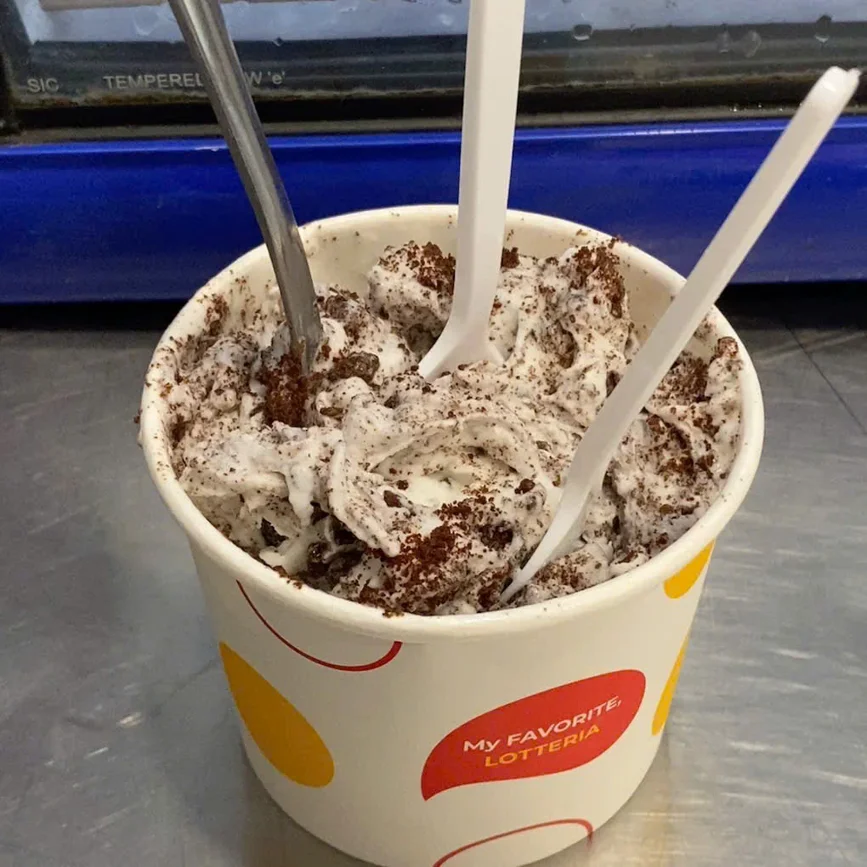 🍦 차가운 디저트 좋아하는 사람 여기 주목!
롯데리아 오레오 아이스크림🍨
달콤하고 시원한 바닐라 + 바삭한 오레오 조각 조합은 완벽 그 자체!
🥄 숟가락이 3개? 나눠먹는 거 아님~ 혼자 먹어도 부족해요 😎

📍 전국 롯데리아 매장에서 만나보세요
💸 가격도 착해서 부담 없이 즐길 수 있어요
🔥 더운 날엔 무조건 이거지!

#롯데리아 # ... | KimNgan184
