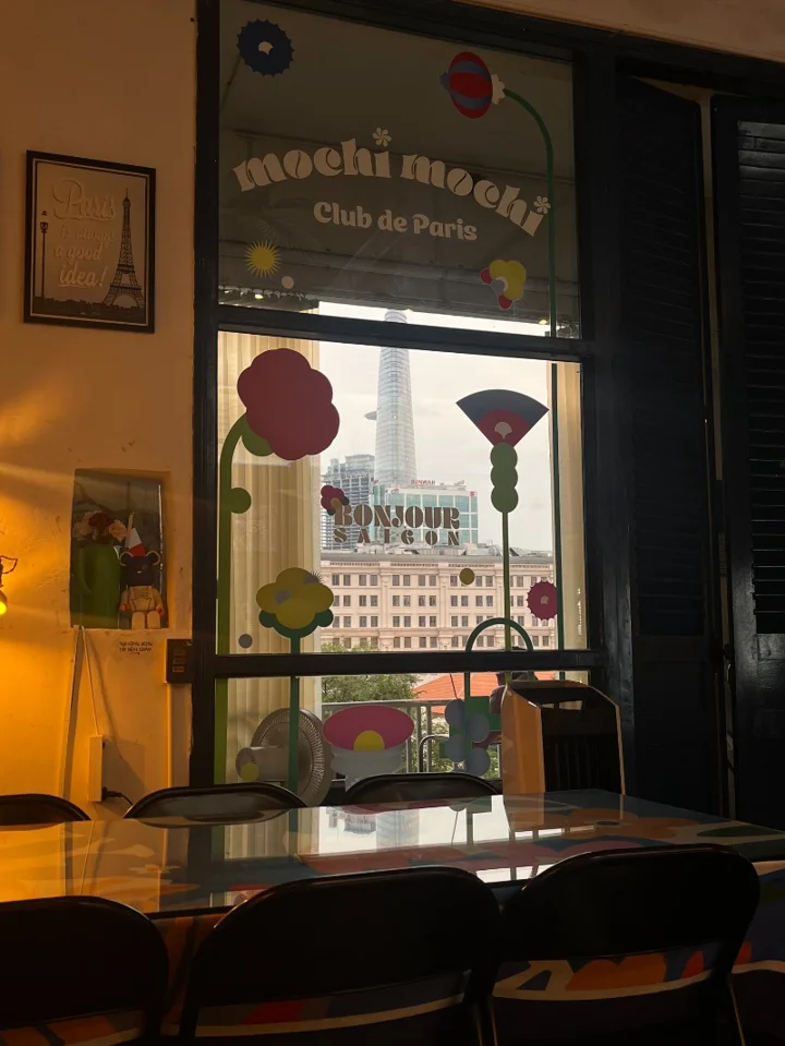 오늘은 날씨가 선선해서 오랜만에 1군의 오래된 아파트 안에 있는 카페에 들렀어요☕️
아파트 안에 있어서 그런지 정말 조용하고 분위기가 너무 편안했어요✨
직원분들도 너무 친절하시고, 메뉴가 다른 카페랑 좀 달라서 하나하나 친절하게 추천도 해주셨어요!

제가 특히 마음에 들었던 건 과일차🍑🍋
모두 생과일로 직접 우려내고 설탕을 전혀 넣지 않아요.  ... | 이서현