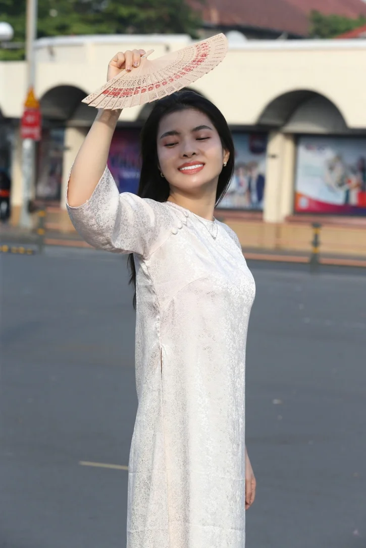 아름다운 베트남의 전통을 아오자이와 함께 기념하세요. 특별한 추억을 남길 준비가 되셨나요?

✨ "아오자이(Ao Dai)"는 베트남의 전통을 대표하는 우아한 의상입니다. 여러분의 특별한 순간을 가장 아름답게 담아드리겠습니다. 지금 예약하세요! 📸❤️

Honoring the beauty of Vietnam through every flow of  ... | lamhieuthuanstudio