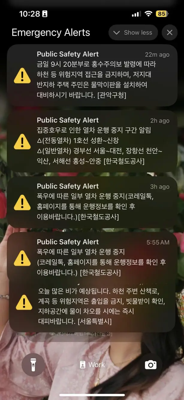 한국에 폭우가 심하다던데… 그 지역 사람들은 다 괜찮은가요?
📍 7월 17일 아침, 한국 중부 지역에 역대급 폭우가 쏟아졌습니다.
서산은 1시간 만에 115mm, 홍성은 98mm의 기록적인 강수량을 기록했고, 이틀 누적 강수량은 400mm를 넘었습니다.
도로는 침수되고, 생활 기반 시설에도 심각한 피해가 발생했습니다.

💥 현재 서울·경기·충청 ... | KimNgan184