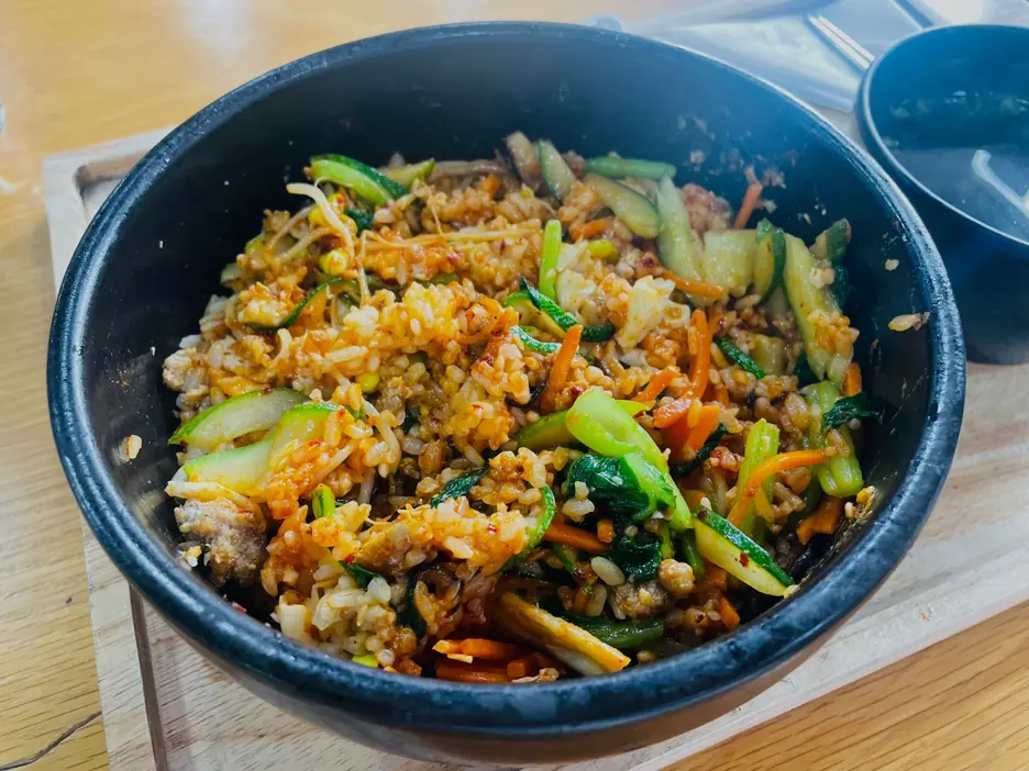 가성비 최고! K-Mart 비빔밥 추천 | K-Mart 푸드코트에서 만난 가성비 끝판왕, 비빔밥!
가격은 단 75,000동인데, 재료부터 맛까지 완벽해요. 😋

다양한 메뉴가 있지만, 특히 비빔밥 좋아하시는 분들에게 강추!
신선한 재료와 깔끔한 맛은 물론이고, 가격까지 착해서 먹고 나면 더 기분 좋아지는 곳이에요.

푸드코트가 있는 K-Mart  ... | 6ixgo