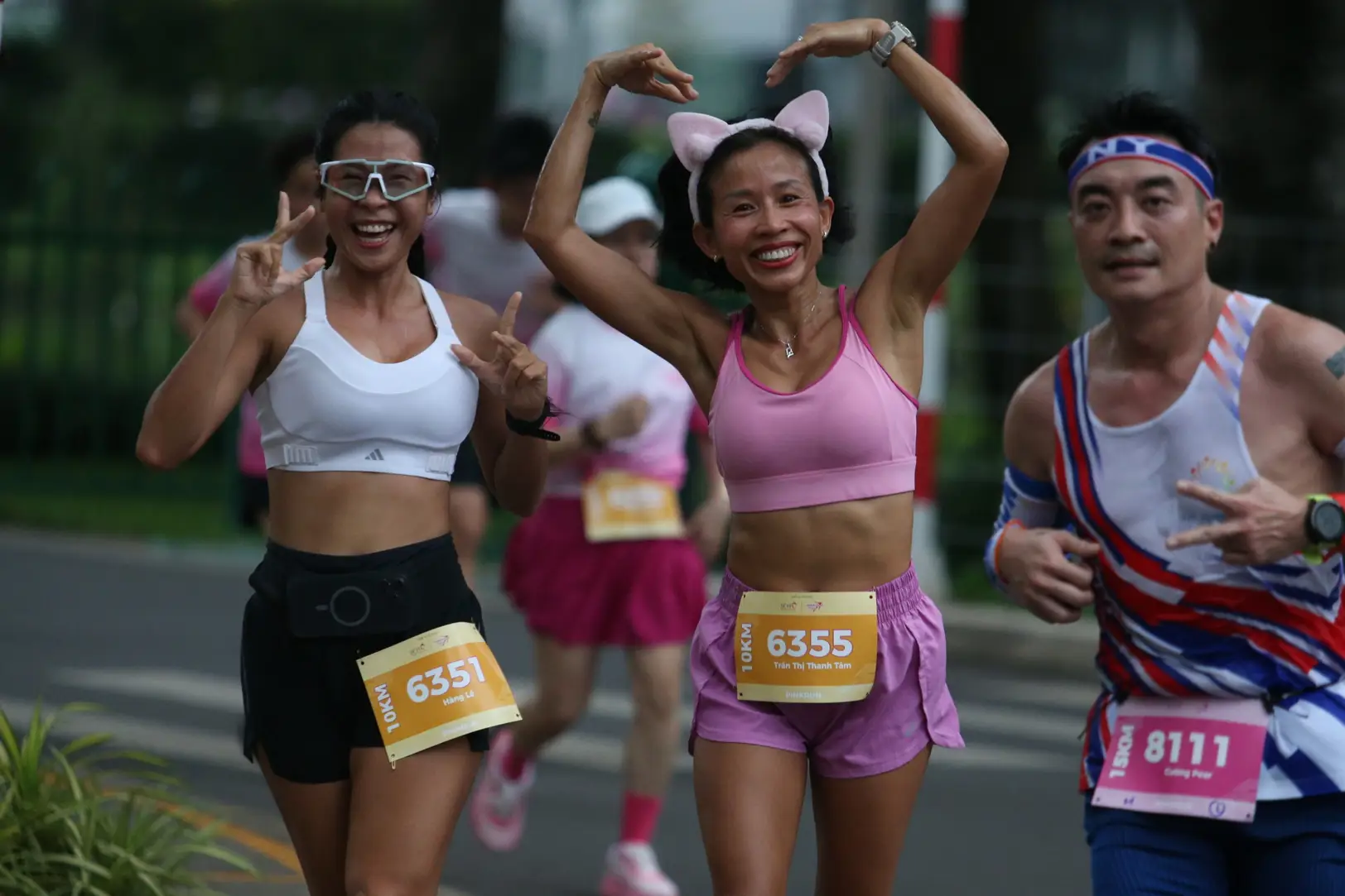 마라톤 달리기 사진 찍기
필수 장비: 다초점 망원 렌즈와 결합된 빠른 셔터 속도와 빠른 초점 기능을 갖춘 카메라.
사진가는 아름다운 순간을 포착하기 위해 달리는 중에 일어날 상황을 빠르고 빠르게 파악해야 합니다.

Taking photos of running marathon
Necessary equipment: camera with fast shu ... | lamhieuthuanstudio