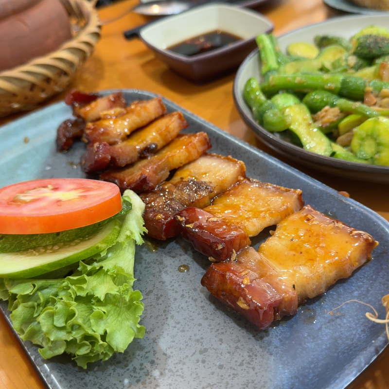 🍲 Thiên Lý 뚝배기밥 (Cơm Niêu Thiên Lý) – 투득 Tạ Hiện 거리

혹시 투득에 있는 Tạ Hiện 거리에 Thiên Lý 뚝배기밥 아시나요?
지나가다가 우연히 들어갔는데, 첫인상부터 “여긴 뭔가 제대로다~” 싶었답니다.

제가 제일 먼저 시킨 건 당연히 뚝배기 밥!
바삭한 누룽지는 고소하고, 안쪽 밥은 따끈따끈하면서도 ... | 이서현