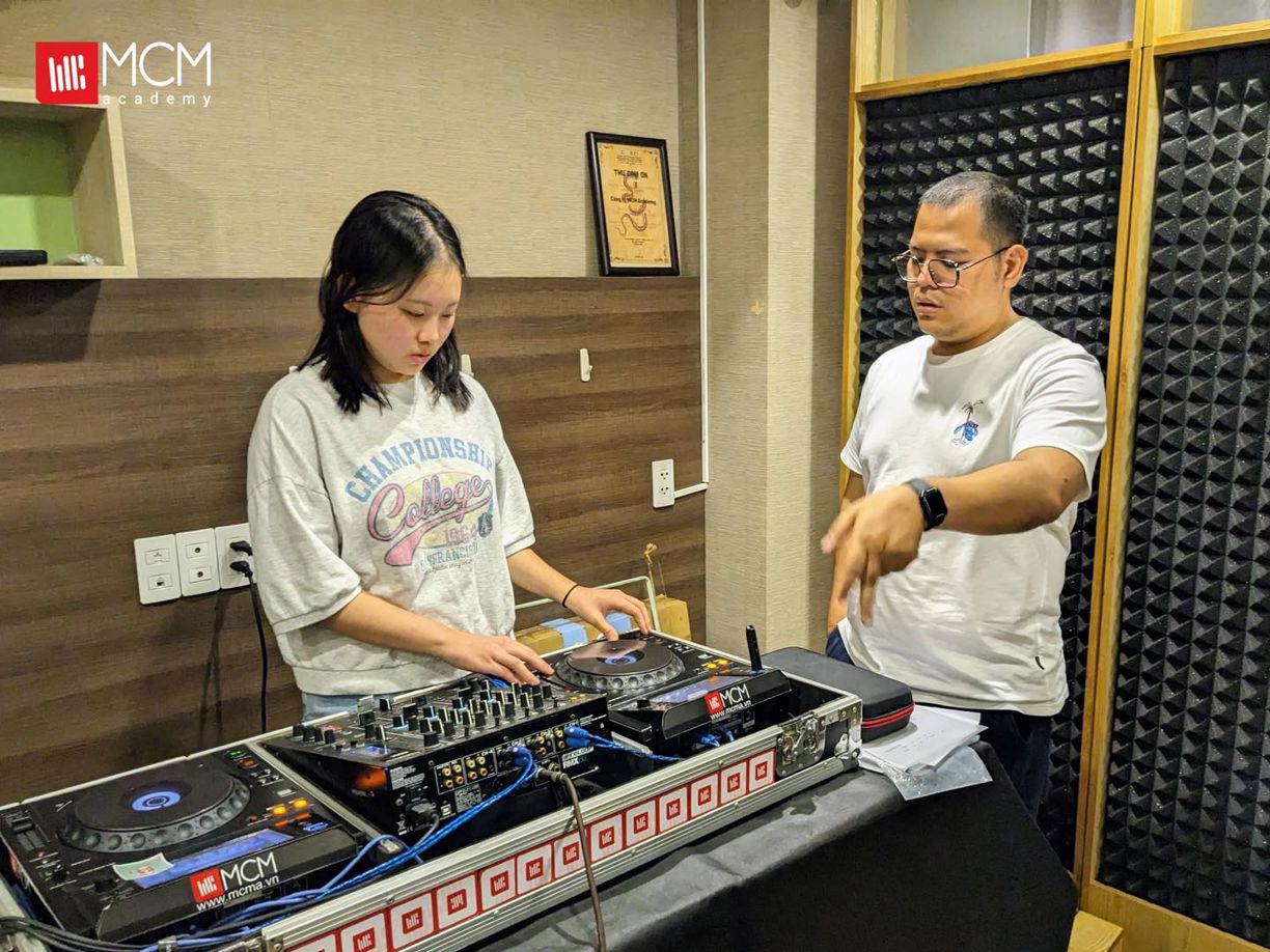 MCMA의 DJ 코스로 파티의 주인공이 되세요!