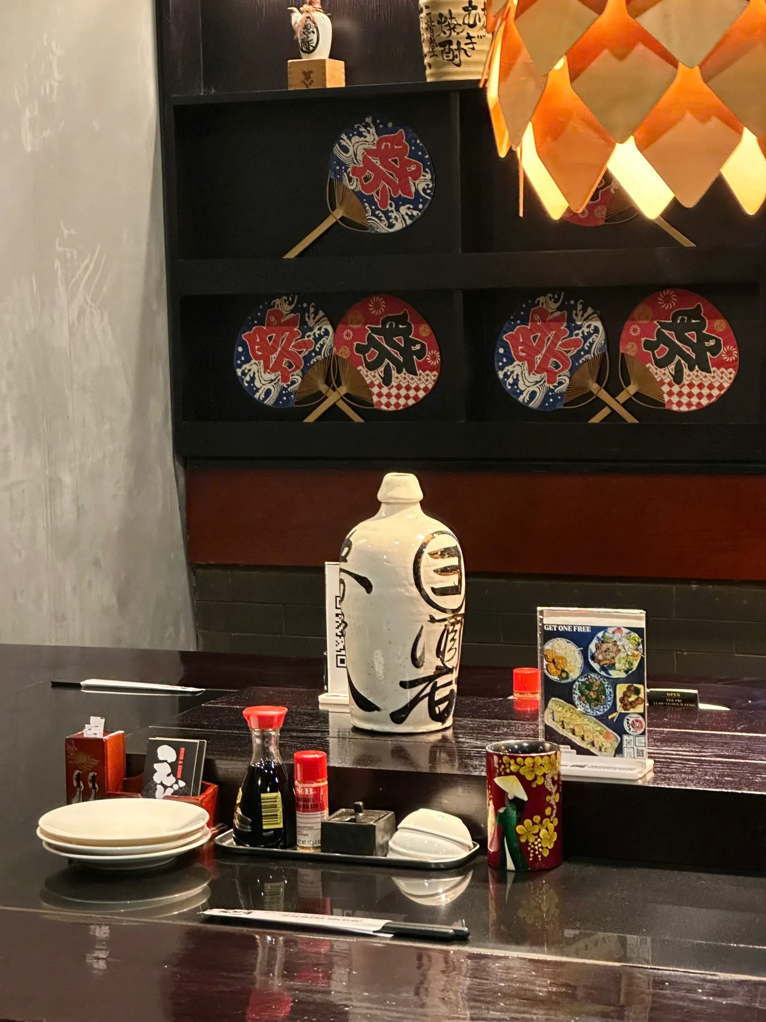 에비스 우동 & 스시 – 한 점의 신선함으로 만나는 일본의 맛

사이공 2군 구의 분주한 거리 속,
소박하지만 정갈한 일본의 감성을 품은 곳,
Ebisu Udon & Sushi.

문을 열면 은은한 조명과 따뜻한 목재 향,
정리된 스시 바가 가장 먼저 반겨줘요.
혼자 와도 편하고, 데이트나 가벼운 모임에도 잘 어울리는 아늑한 분위기.

이곳의 시그 ... | KimNgan184