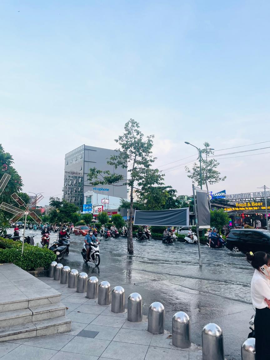 7군 롯데마트에서 한국 갈 때 선물로 가져가면 좋을 것 같은 과자와 먹거리를 골라봤어요.
이 정도면 적당히 잘 고른 것 같기도 한데, 다들 한국 갈 때 어떤 선물을 주로 준비하시나요? 🤔

다음 주에 한국에 가는데 이것저것 준비하다 보니 벌써부터 기대되네요. 🇰🇷✈️

아, 롯데마트에서 나오는데 앞 거리가 비도 안 왔는데도 물바다가 되어 있더 ... | 6ixgo
