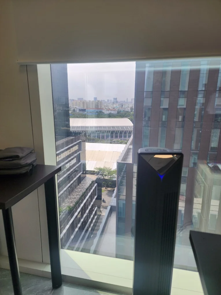 잠깐 창밖을 내다보며 숨을 고른다. | Eric