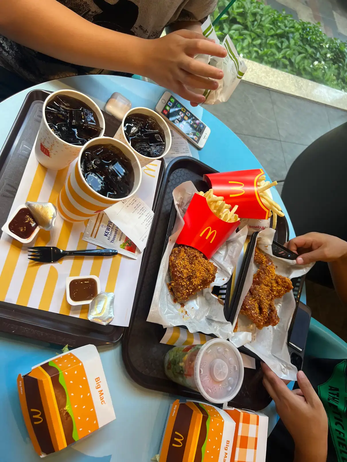왜 때문에 맥도널드에서 먹는 치킨이 전문점만큼 맛있는거죠? 
호치민에서 처음 방문한 맥도널드인데 대만족이네요^^ | LIMPRO