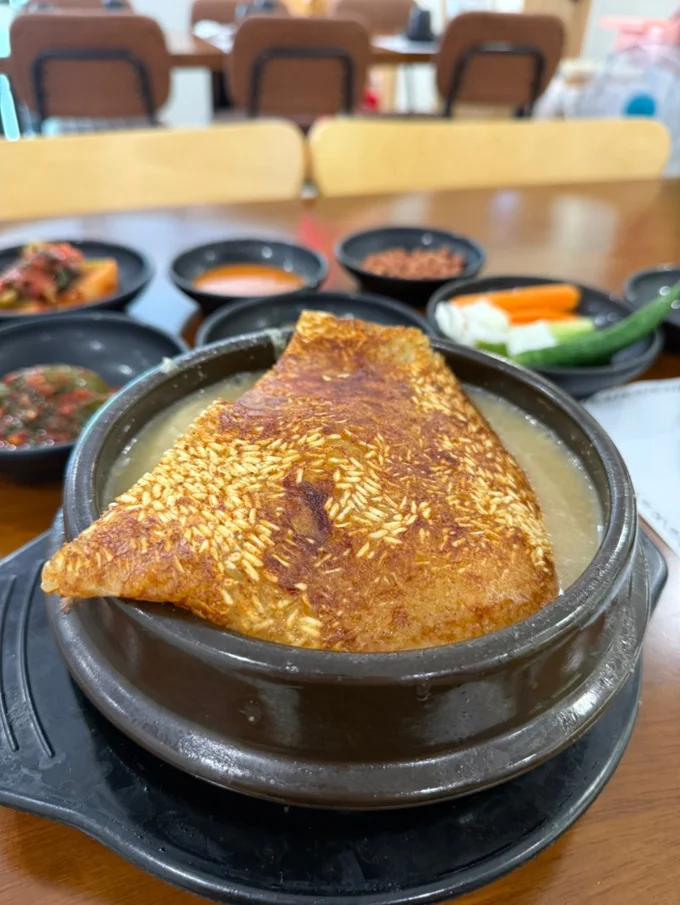 Phở 도 좋지만 오늘은 특별히 삼계탕!

아무리 1년 내내 여름 같은 호치민이라도,
복날은 챙겨줘야 제맛이죠.

2군에 새로 오픈했다는 "도도한 삼계탕"
알고 보니 이미 푸미흥에도 있더라구요.

누룽지 삼계탕으로 선택!
걸쭉한 맛이 꽤 좋았는데, 누룽지 덕에 국물이 조금 줄어든 건 살짝 아쉬움.
국물 많이 즐기는 분들은 일반 삼계탕도 괜찮을 것  ... | PhoPPA