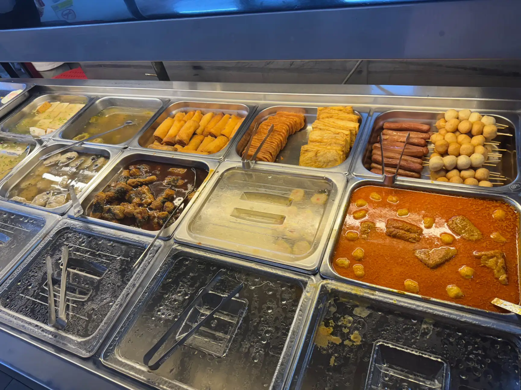 코타키나발루 아침 풍경🌞 현지인처럼 여유롭게 시작하는 한 끼 | 코타키나발루의 하루는 한국보다 조금 더 빠르게 시작돼요.
뜨거운 햇살이 떠오르기 전부터 거리에는 사람들의 발걸음이 오가고,
바쁜 일상 속에서도 여유롭게 아침을 즐기는 문화가 자연스럽게 자리 잡았답니다.

코타키나발루 자유여행을 계획하고 계신다면,
현지인의 아침 문화를 꼭 경험해보세요 ... | SPRING