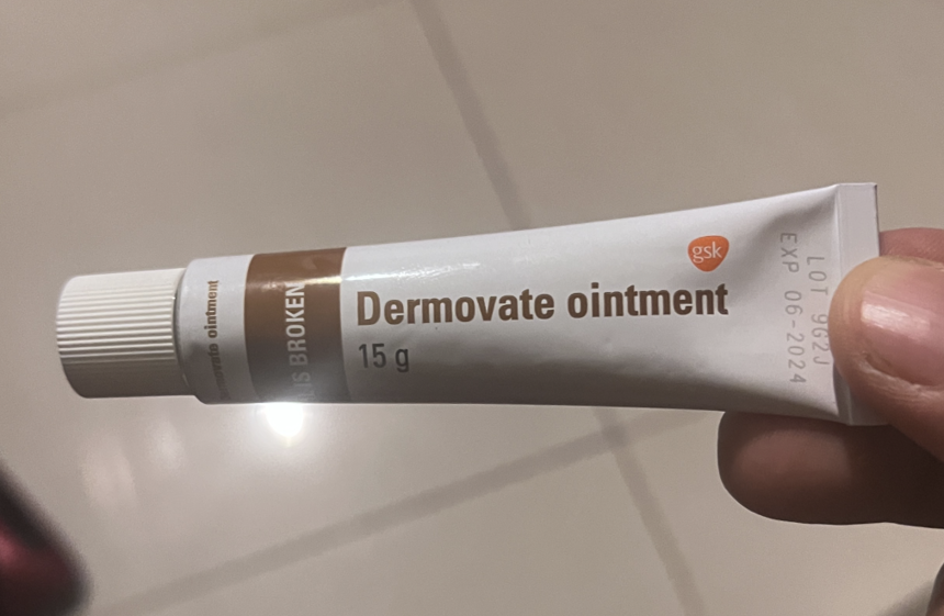 피부염, 습진 등 심한 피부질환에 사용하는 연고는? | 이 제품은 Dermovate ointment (더모베이트 연고)입니다.

제조사: GSK (GlaxoSmithKline)
중량: 15g
주요 성분: 클로베타솔 프로피오네이트(Clobetasol Propionate) — 강력한 스테로이드 성분입니다.

Dermovate는 염증성 피부질환(예: 아 ... | SPRING