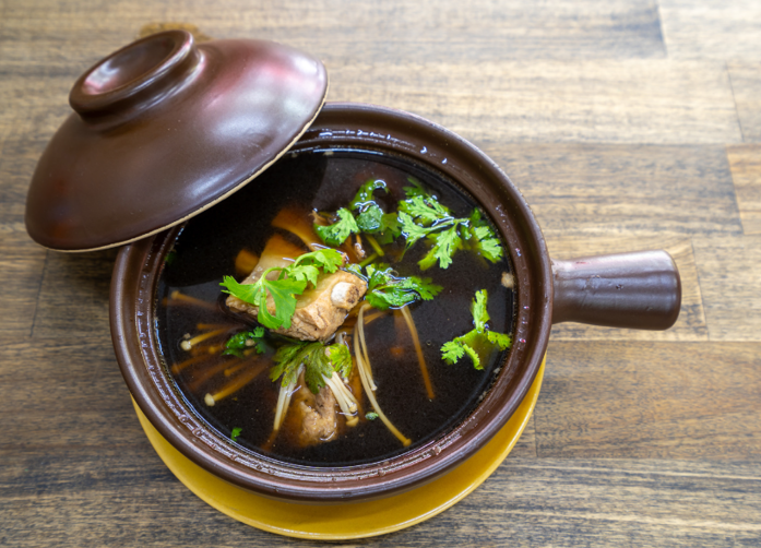 한 그릇에 담긴 시간, 코타키나발루 바쿠테 맛집 Kee Hiong Bak Kut Teh | 여행에서 가장 오래 남는 기억,
그건 의외로 '한 끼 식사'일지도 몰라요.

낯선 도시의 향기, 익숙하지 않은 재료, 처음 맛보는 음식.
그 모든 새로움이 오래도록 가슴에 남습니다.

오늘 소개할 곳은,
코타키나발루 자유여행 중 만난
"시간이 담긴 국물"의  ... | SPRING