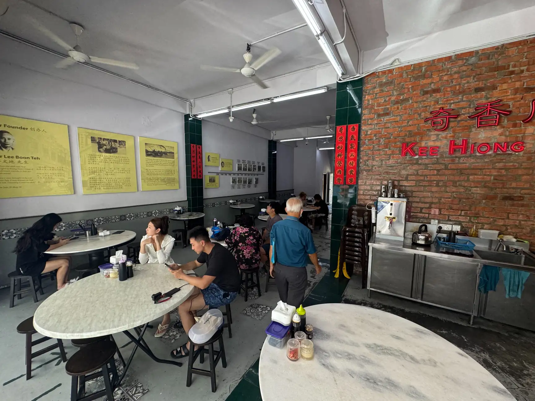 한 그릇에 담긴 시간, 코타키나발루 바쿠테 맛집 Kee Hiong Bak Kut Teh | 여행에서 가장 오래 남는 기억,
그건 의외로 '한 끼 식사'일지도 몰라요.

낯선 도시의 향기, 익숙하지 않은 재료, 처음 맛보는 음식.
그 모든 새로움이 오래도록 가슴에 남습니다.

오늘 소개할 곳은,
코타키나발루 자유여행 중 만난
"시간이 담긴 국물"의  ... | SPRING
