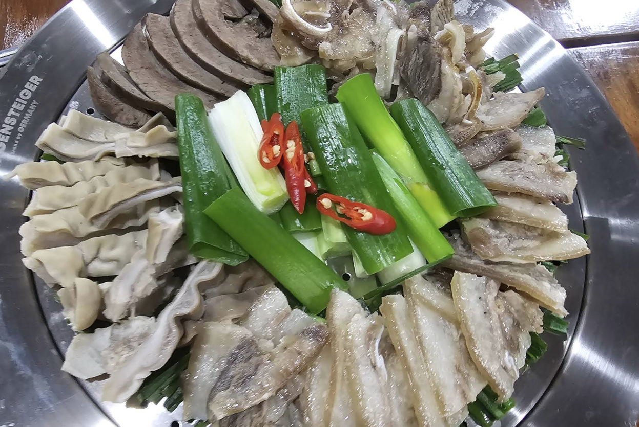 코타키나발루, 한국식당 "순대생각" - Soondae Korean Restaurant (순대생각) | 코타키나발루 여행 중,
한 번쯤은 생각나는 따끈한 국물과 정겨운 한식.

오늘은 코타키나발루 현지 교민들 사이에서도 입소문 난
한국 식당 "순대생각" 을 소개할게요!

1. 여행 중 찾은 작은 한국, 순대생각
코타키나발루 시내권에 위치한 "순대생각 ... | SPRING
