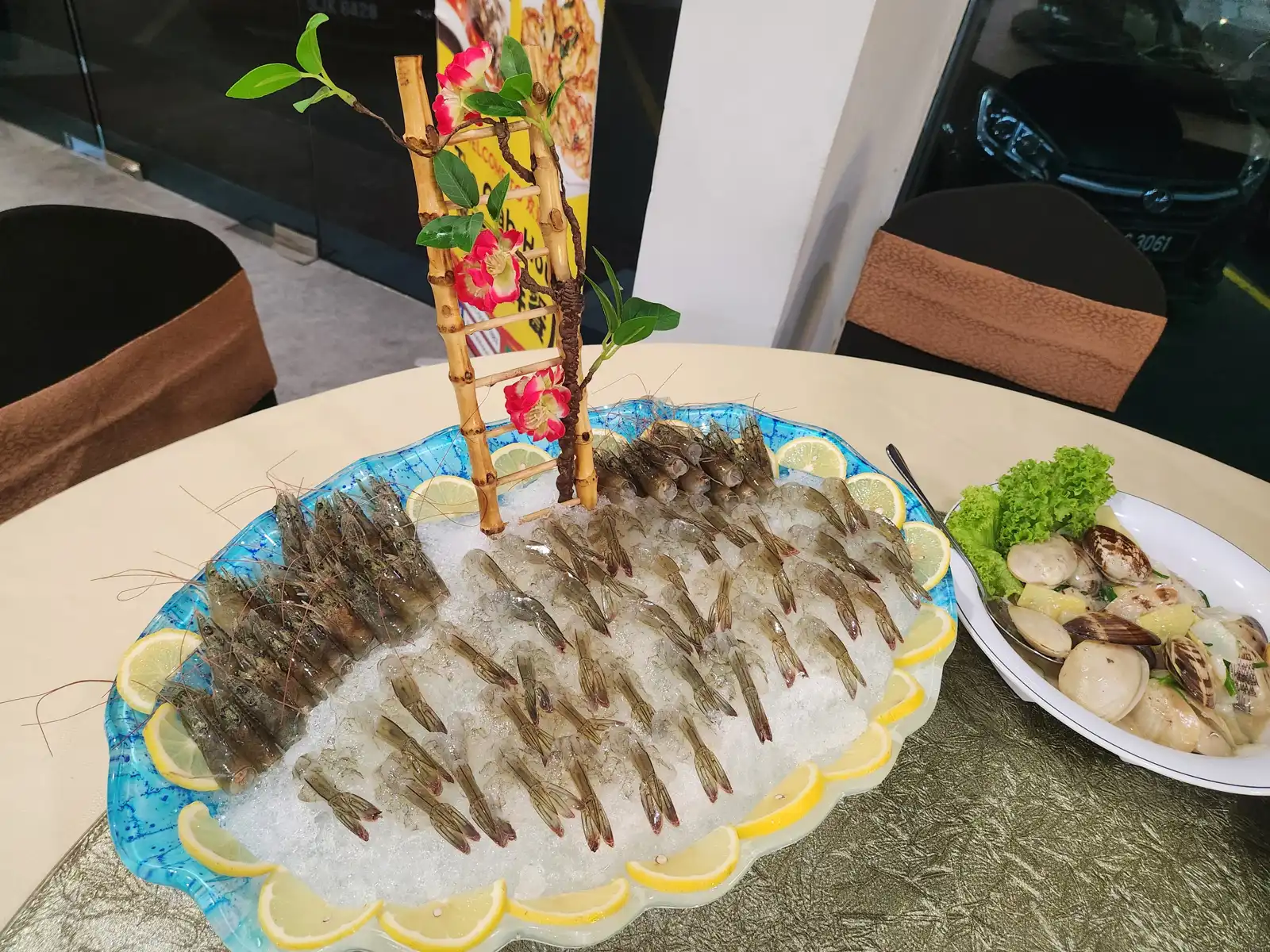 어머...이 안주에 소주는 참을 수 없죠. | 김성대